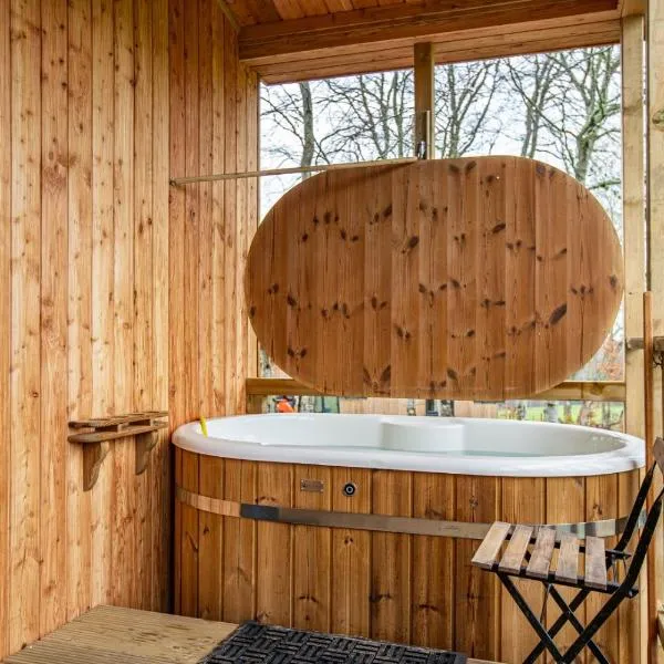 Breckland Lodge 1 with Hot Tub，位于Belladrum的酒店