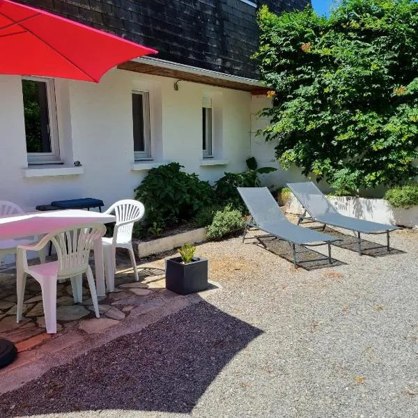 appartement en rez-de-jardin maison individuelle，位于Anglards-de-Salers的酒店