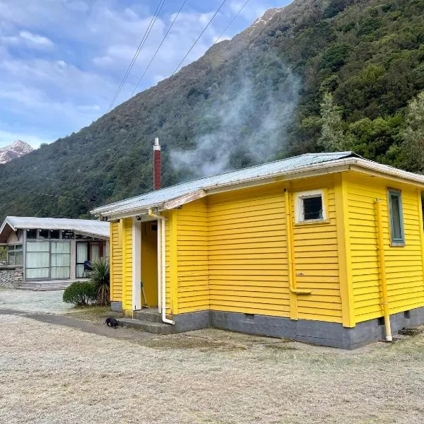 Basic, Super 'Cosy' Cabin in The Middle of National Park and Mountains，位于Jacksons的酒店