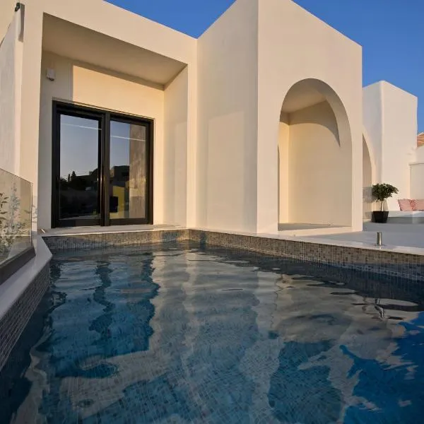 Artium Villa with Outdoor Pool by K&K，位于Foinikiá的酒店