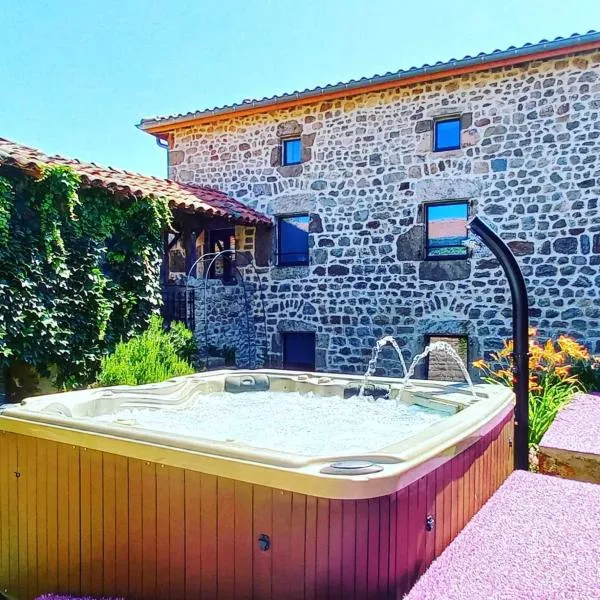 Les Gîtes du Couvent，位于Nozières的酒店