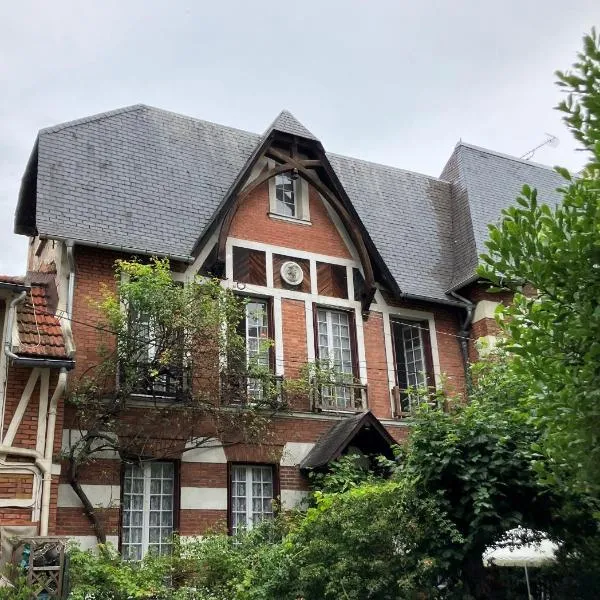 Chez Hélène, calme et verdure au centre historique，位于万塞讷的酒店