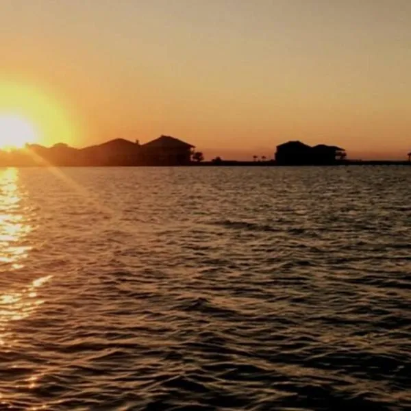 Amazing Sunsets bay view @The Villa at Copano Cove，位于罗克波特的酒店