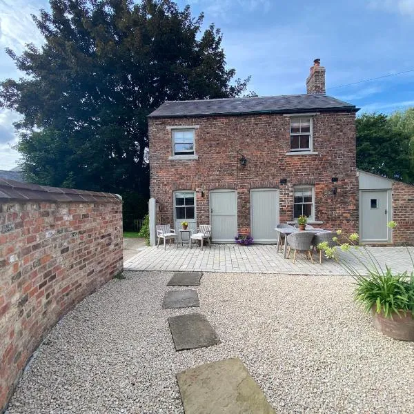 Grooms Cottage next to Sheriff Hutton Castle，位于Brandsby的酒店