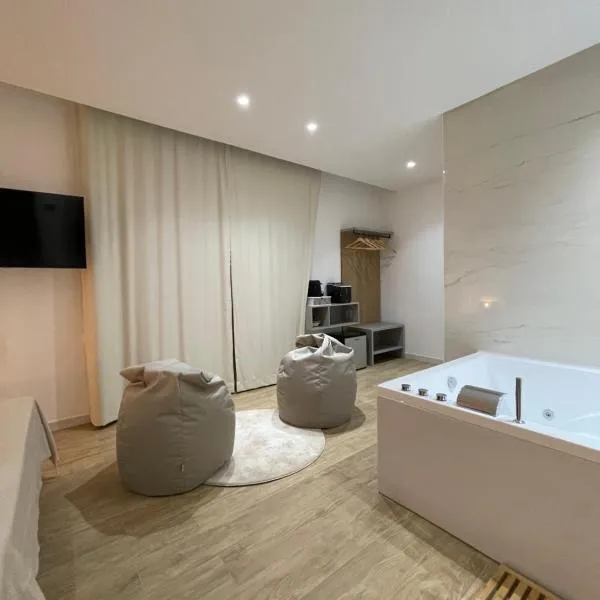 Luxury - 5 Stars - Suite with a jacuzzi 70's rooms，位于特拉帕尼的酒店