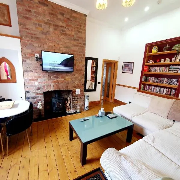 F1 MAISON 108 - Holiday Home - Full Kitchen - Street FREE PARKING, NETFLIX - 68Mbps BT WIFI - DVD's - Welcome Tray - By Corner from Gavin n Stacey Film House，位于巴里的酒店