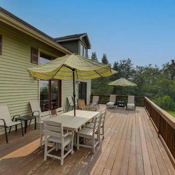 Spacious Hammondsport Home on 6 Acres w/ Lake View，位于哈蒙兹波特的酒店