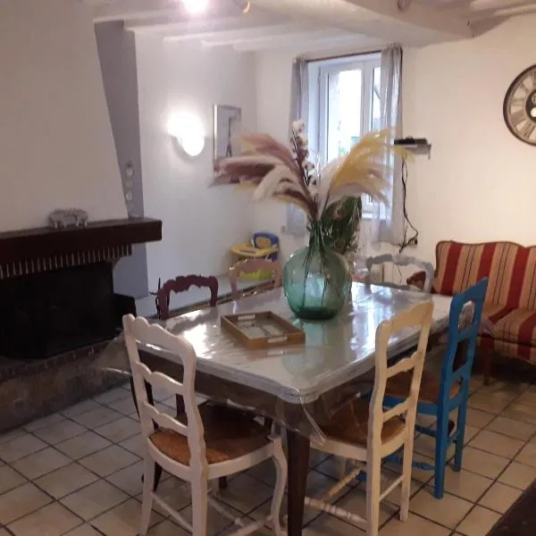 Maison chaleureuse avec cheminée des coudrais，位于Tourouvre的酒店