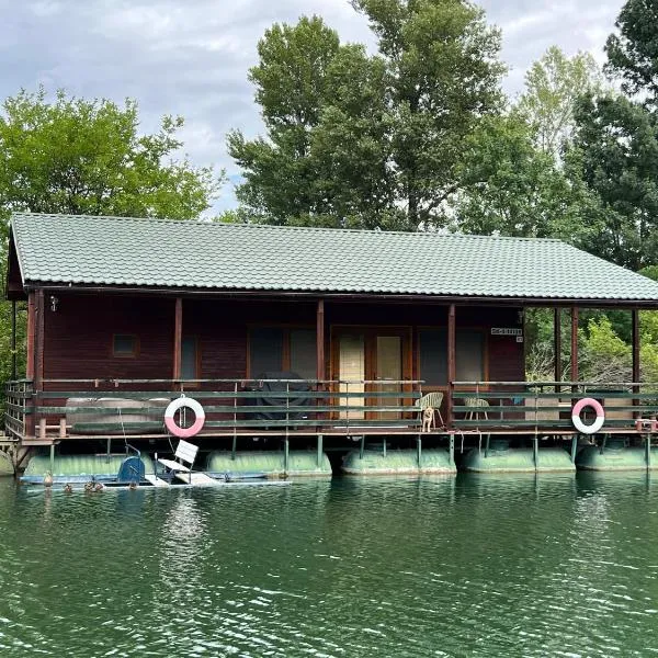 Houseboat - Beacon of happiness，位于Jarovce的酒店