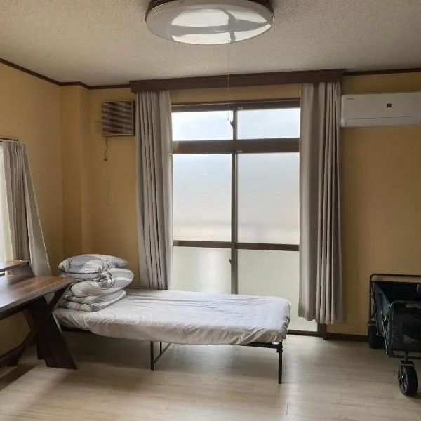 快適に滞在&家族利用等におすすめ 洋室と和室が繋がったお部屋，位于Motosu的酒店