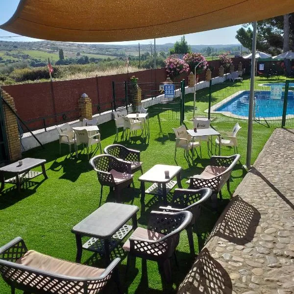 拉斯卡塔利纳斯露营地酒店，位于Ríolobos的酒店