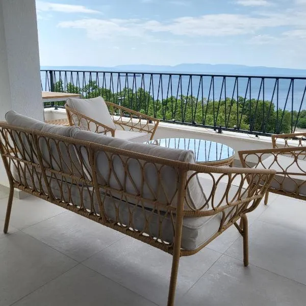 Kostrena Hills Suite overlooking Kvarner Bay，位于Urinj的酒店