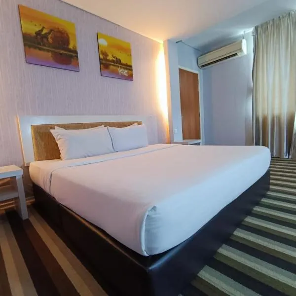 First Residence Hotel by RVH，位于Kampong Bukit Kuang的酒店