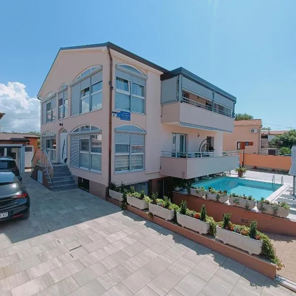 Villa Slavica，位于波雷奇的酒店