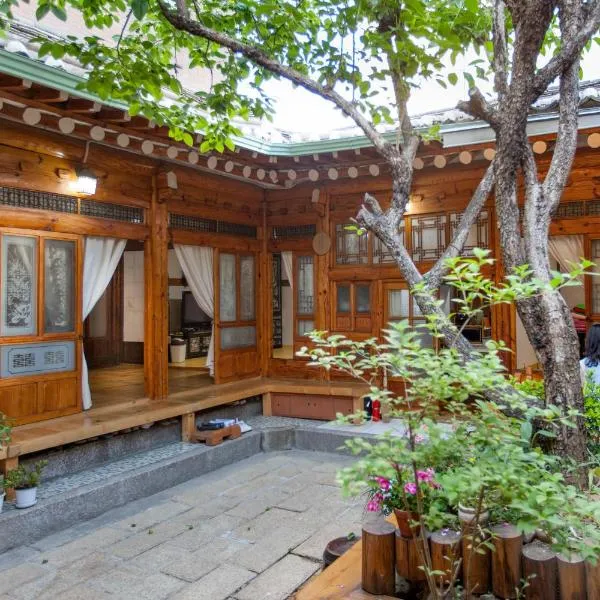 Dongmyo Hanok Sihwadang - Private Korean Style House in the City Center with a Beautiful Garden，位于首尔的酒店