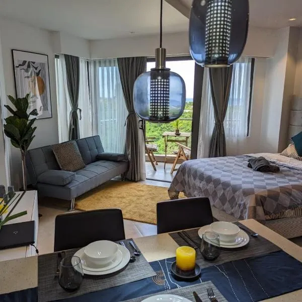 Dominiks Stylish Resort Gem Ocean View Pool Queen Bed at Tambuli 8 Floor Fast Wifi，位于Maribago的酒店