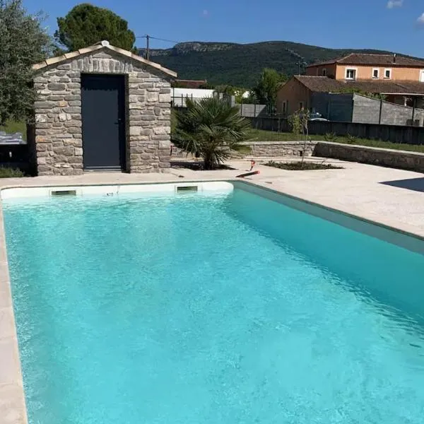 Studio aux portes des Cévennes avec piscine，位于Moulès-et-Baucels的酒店