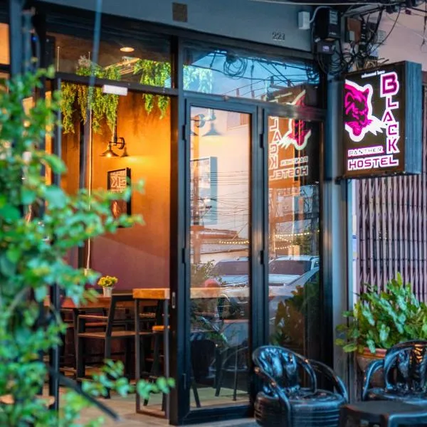 Black Panther Hostel，位于普吉镇的酒店