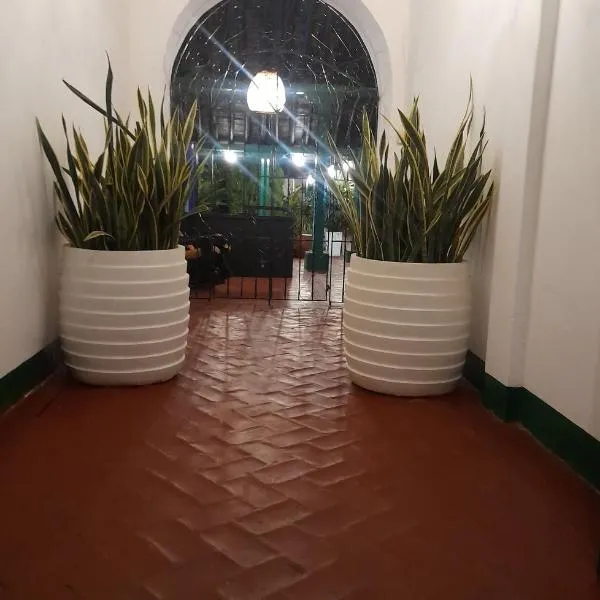 HOTEL CASA VANIA MOMPOX, CON PARQUEADERO Y PISCINA, CENTRO HISTORICOo，位于蒙波斯的酒店