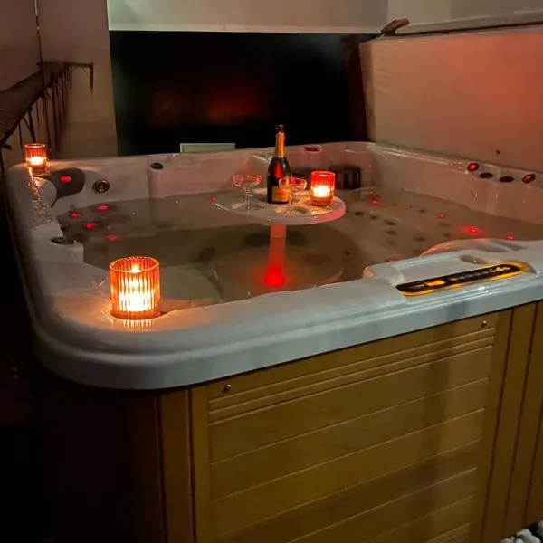La Villa Audren Love Room Jacuzzi，位于Châtelaudren的酒店