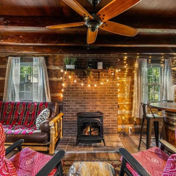 Boozy Bear Bungalow romantic cabin 5 mins 2 downtown with hot tub and fire pit，位于加特林堡的酒店