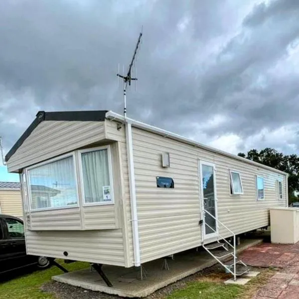 8 berth caravan,pet friendly.，位于塞尔西的酒店