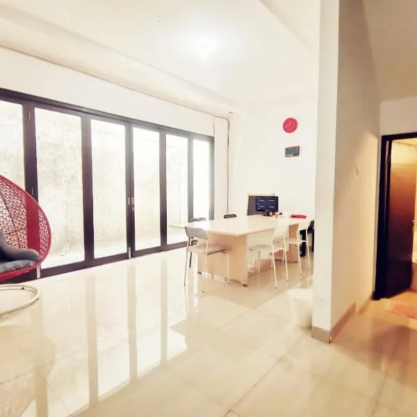 4-Bedroom Home in South Jakarta Nuansa Swadarma Residence by Le Ciel Hospitality，位于德波的酒店