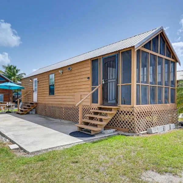 Everglades City Trailer Cabin Boat Slip and Porch!，位于大沼泽地市的酒店
