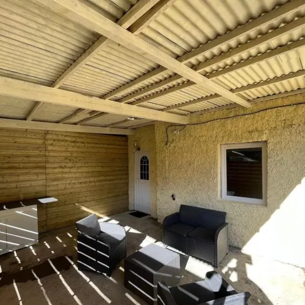 Charmant studio avec terrasse，位于Saint-Front-dʼAlemps的酒店
