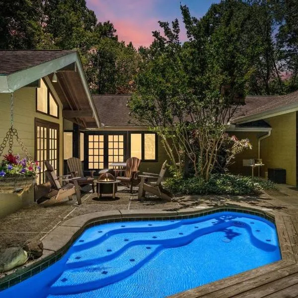 Bourbon Hollow Lodge with Hot Tub and Pool plus Game Room only 5 min to downtown，位于加特林堡的酒店
