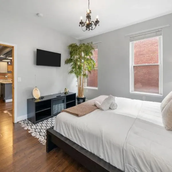 City Escape 2BR Steps to TQL near OTR and Downtown，位于辛辛那提的酒店