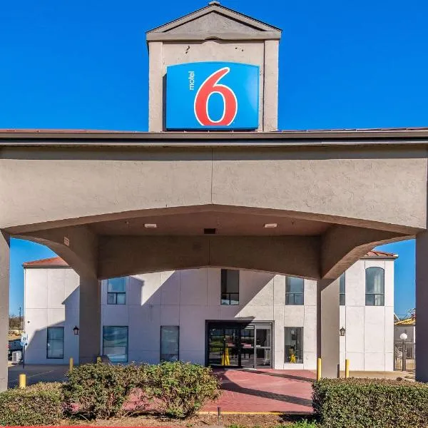 Motel 6-Ennis, TX，位于恩尼斯的酒店