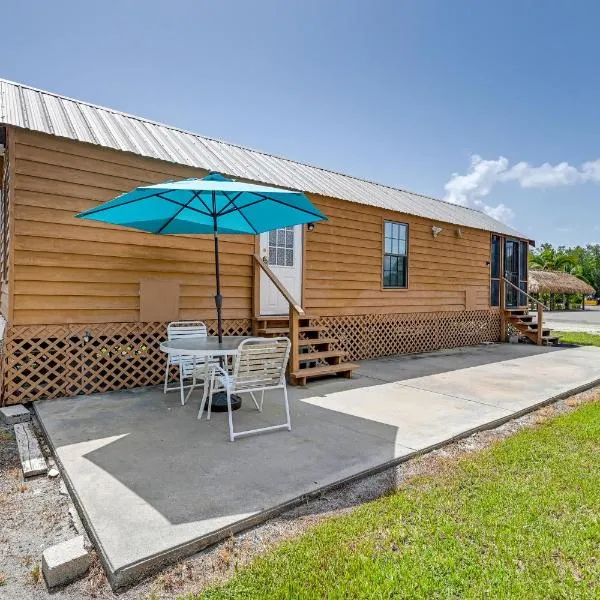 Everglades Rental Trailer Cabin with Boat Slip!，位于Ochopee的酒店