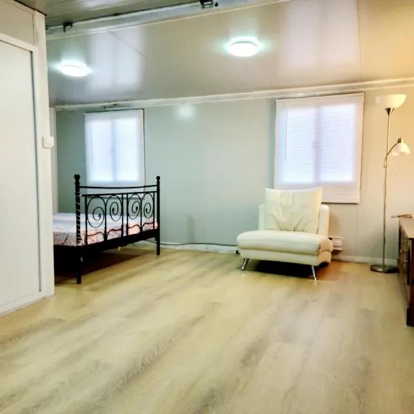 Independent guest unit with separate entry，位于Harrison Mills的酒店