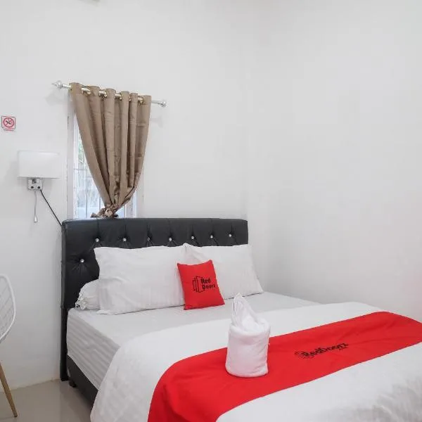 RedDoorz Plus At Lovina Inn Tonrangeng River Side，位于Parepare的酒店