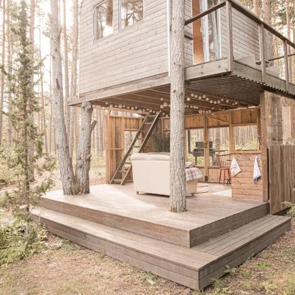 A cozy treehouse for two，位于Oitme的酒店