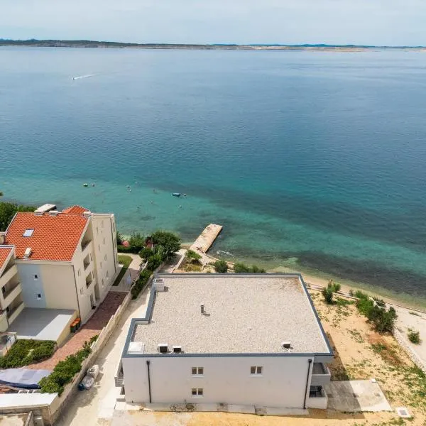 Beachfront Apartments Tić with Seaview，位于Miletići的酒店