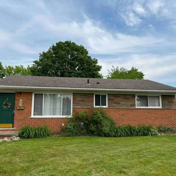 Cozy Bungalow in Madison Heights，位于麦迪逊高地的酒店