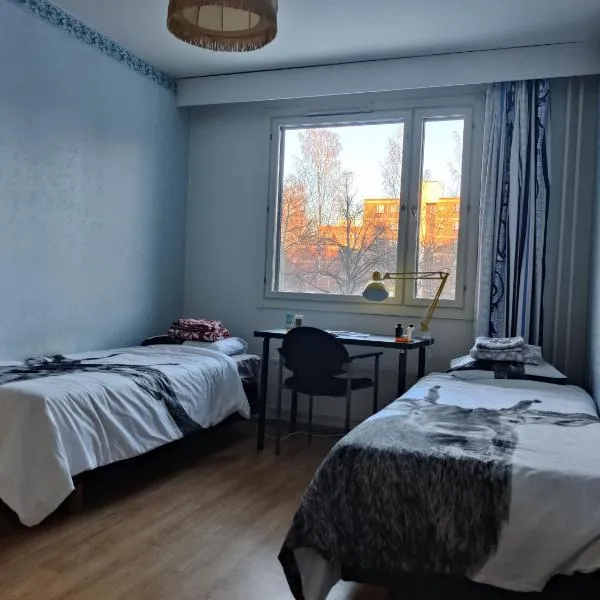 Cozy budget room w/ balcony in shared apartment，位于Östersundom的酒店
