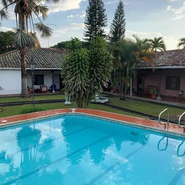 Hermosa y tranquila finca con piscina，位于Ginebra的酒店