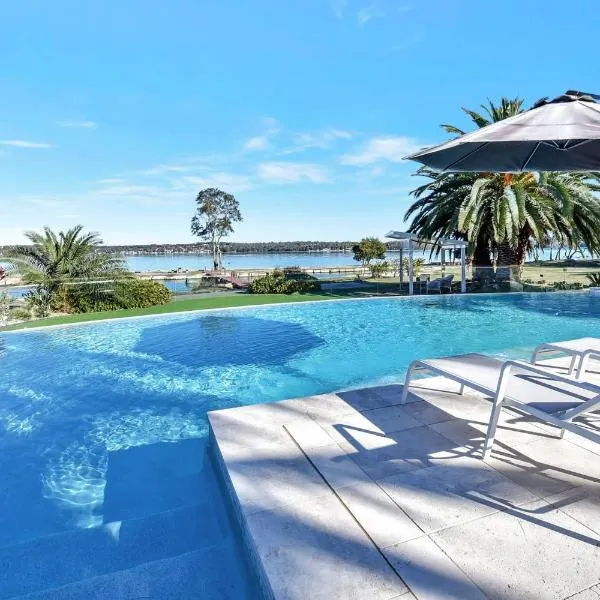 Lake Palm Resort Luxury Retreat absolute Waterfront on 3 acres at Lake Macquarie.，位于Dora Creek的酒店