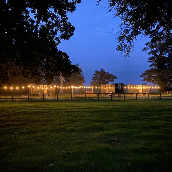 The Shepherds Huts at Ormesby Manor，位于滨海温特顿的酒店