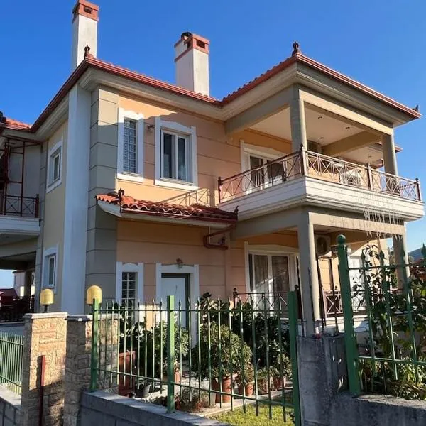 Ornela's Home，位于Áyios Yeóryios的酒店