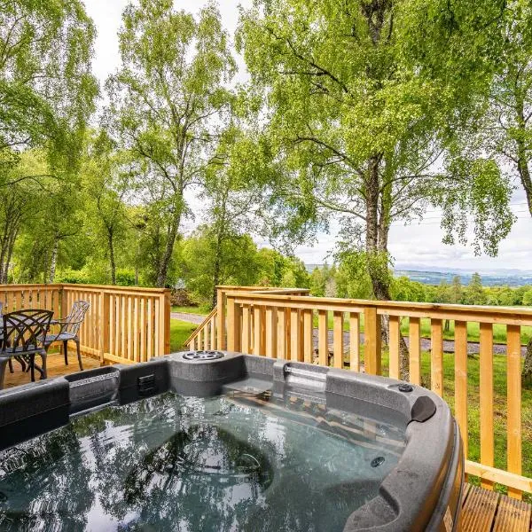 Bracken Lodge 15 with Hot Tub，位于Belladrum的酒店