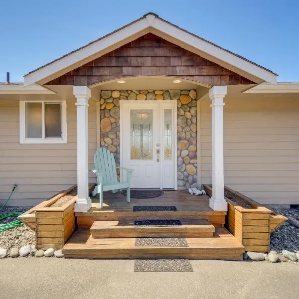 Stunning Home in Coupeville with Deck and Beach Access，位于奥克港的酒店