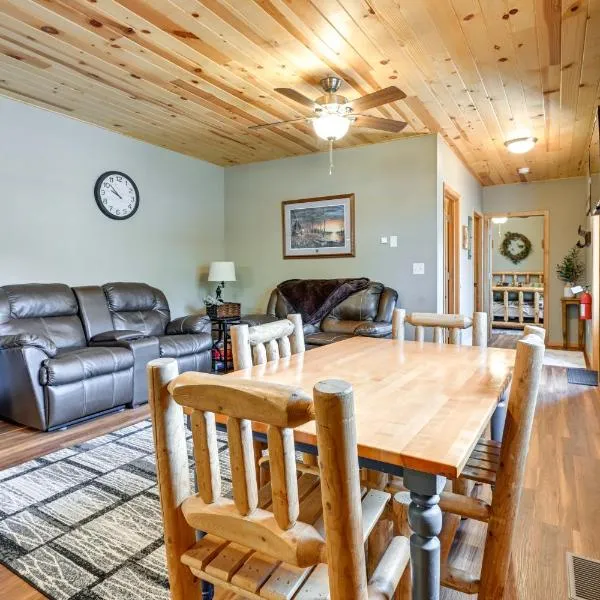 Cozy Lake Wissota Escape with Community Dock!，位于奇珀瓦福尔斯的酒店