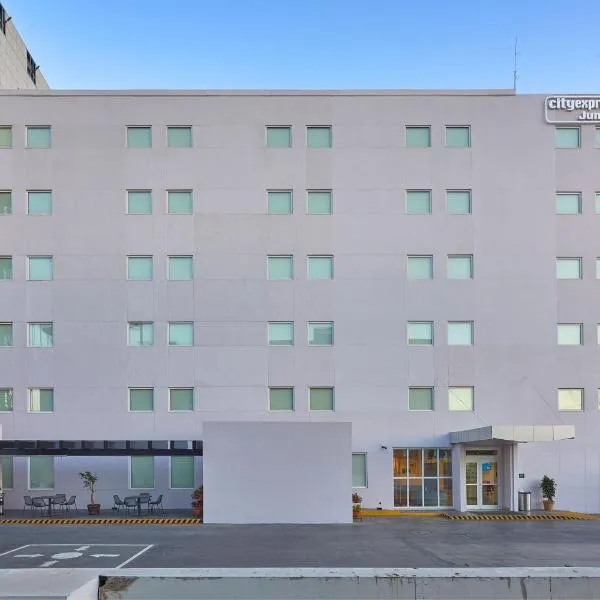 City Express Junior by Marriott Toluca Zona Industrial，位于San Francisco Tlalcilalcalpan的酒店