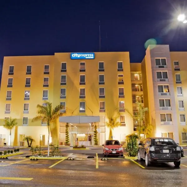 塞拉亚公园城市快捷酒店，位于Santa Cruz de Juventino Rosas的酒店