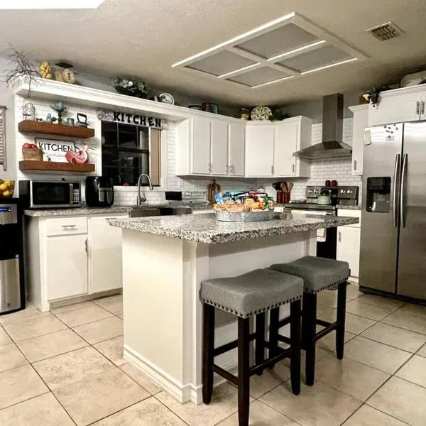 Rest, Relax & enjoy the entire cozy vacational home!，位于米申的酒店