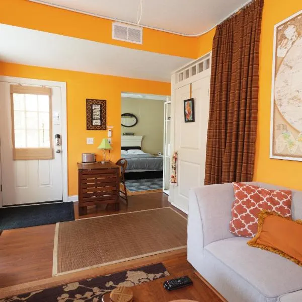 Small Suite STEPS from Oberlin，位于Oberlin的酒店